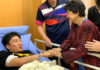 The spouse of the Prime Minister of Malaysia, Tun Dr. Siti Hasmah Mohamad Ali visits Kento Momota in the hospital. (photo: Bernama)