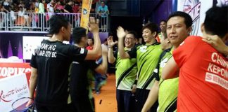 Lee Yong-Dae congratulates Mak Hee Chun/Tan Bin Shen after their win over Ow Yao Han/Tan Boon Heong (photo: Muar City's FB)