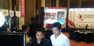 Hendra Setiawan and Markis Kido (left) talk to the media.