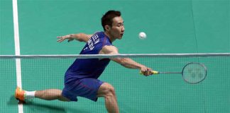 Lee Chong Wei returns a shot against Takuma Ueda in the first round of Malaysia Open in Shah Alam. (photo: GettyImages)