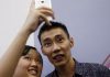 Malaysia's Lee Chong Wei (right) taking a selfie with a fan (photo: Reuters)