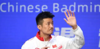 Chen Long thanks the fans at the retirement ceremony. (Photo: Weibo)