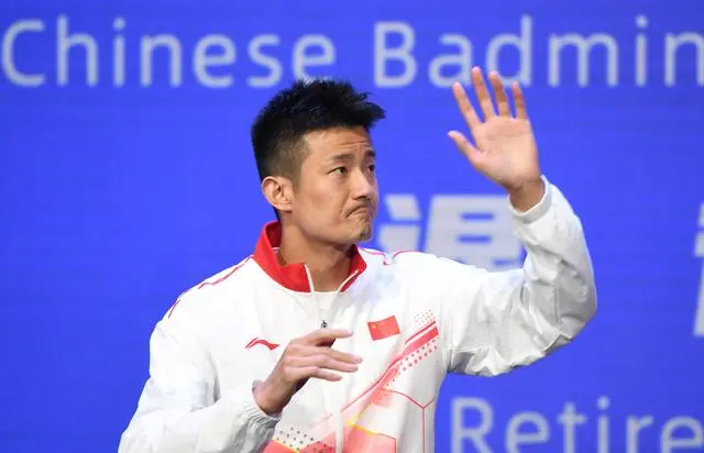 Chen Long thanks the fans at the retirement ceremony. (Photo: Weibo)