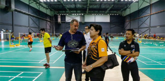 Morten Frost (left) gives a briefing on Malaysian badminton team's preparation for SEA Games. (photo: Osman Adnan)