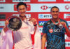 Kento Momota (L) and Khosit Phetpradab pose on the podium of the men final of Japan Open. (photo: AFP)