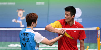 Chen Long greets Shi Yuqi after the men's singles semi-final match at China's 14th National Games. (photo: Weibo)