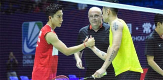 Kento Momota greets Lin Dan (R) before their first round China Open match. (photo: AFP)