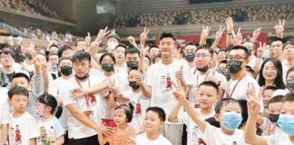 Chen Long promotes badminton in Xi'An, China. (photo: Weibo)