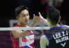 Wish Lee Zii Jia (R) good luck in Korea Open quarter-final playing against Kento Momota. (photo: Kyodo News)