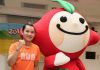 Tai Tzu Ying and "Apple" the mascot pose for pictures. (photo: cna)