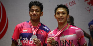 Jonatan Christie (R) and Chico Aura Dwi Wardoyo pose for pictures at the 2023 Indonesia Masters awards ceremony (photo: AFP)