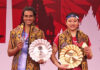 An Seyoung (R) shares the podium with PV Sindhu during the 2021 BWF World Tour Finals award ceremony.