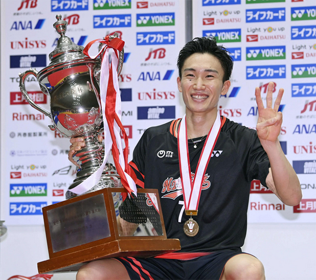 Kento Momota with the huge All-Japan Championships trophy. (photo: nikkansports)