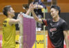 Kento Momota greets Kanta Tsuneyama after the final. (photo: nikkansports)